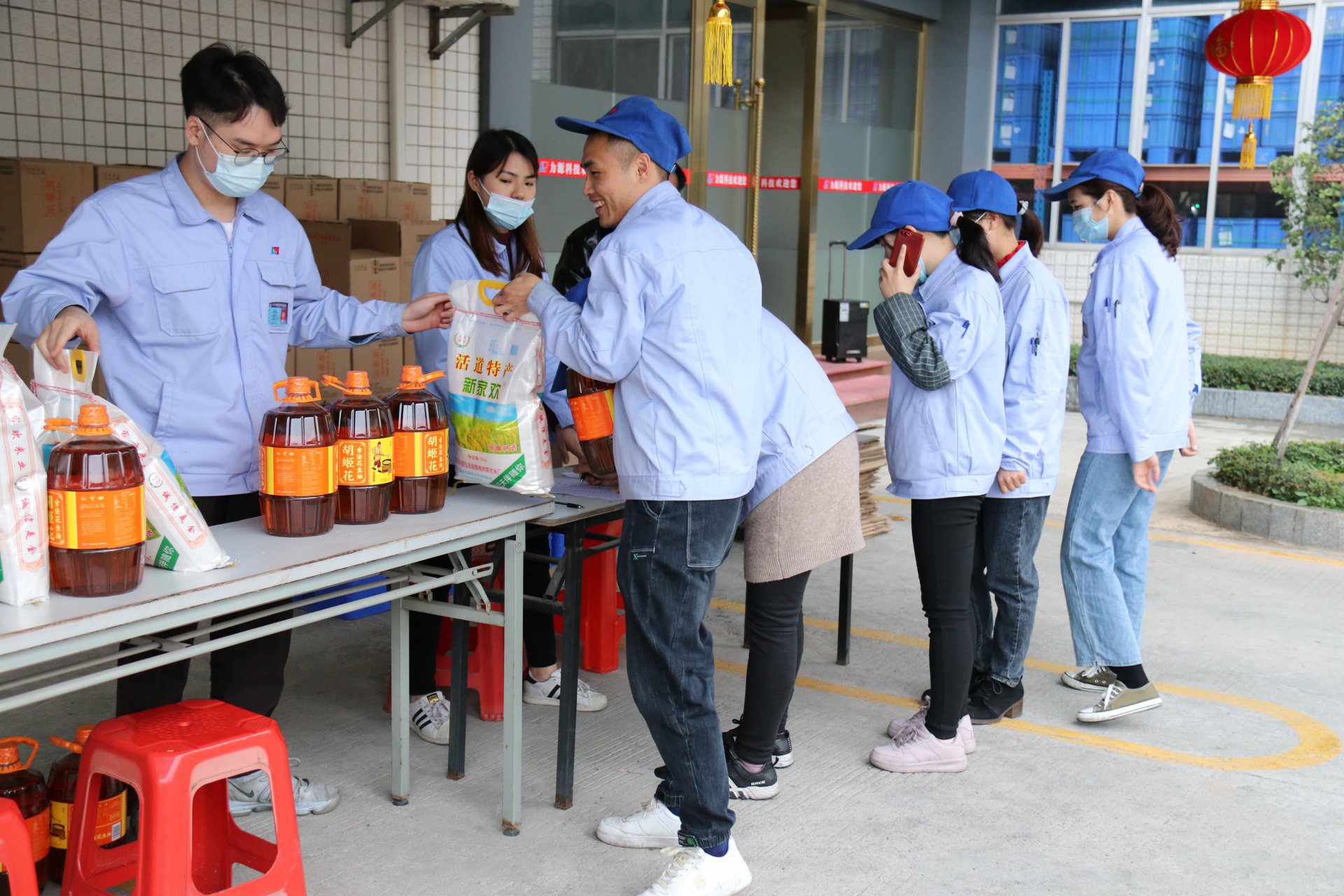 金牛送福，喜迎新春——bb贝博艾弗森科技向全体员工发放春节福利